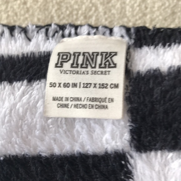 VS PINK POLYESTER FLEECE BLANKET - Picture 2 of 3